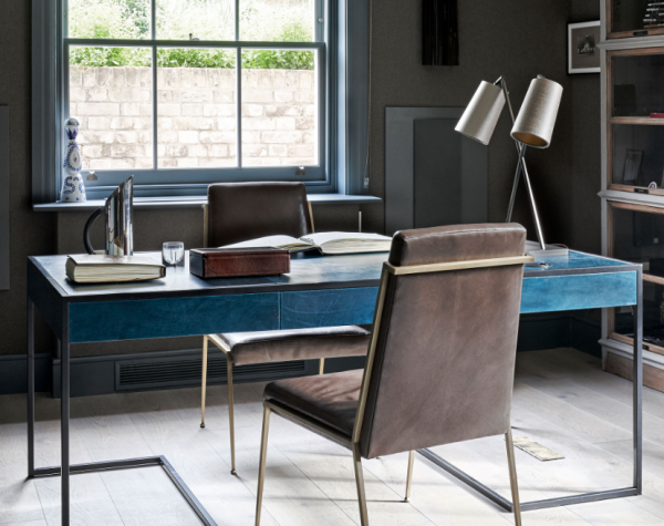 Meja kerja dengan kombinasi warna monokrom yang elegan